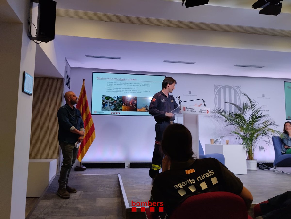 bomberscat's tweet photo. Avui, el cap de l’Àrea d’Equipaments Operatius i Tecnològics #bomberscat, Marc Sans, ha assistit a l’acte de clausura de la Marató de l’Estalvi Energètic promoguda per @gencat i en la qual hem participat 10 parcs #bomberscat junt amb 8 edificis més d’@interiorcat https://t.co/lLEg2s56rq
