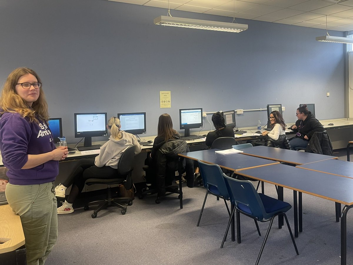 Thank to Laura @UniofHerts for talking to our learners about #healthandsocialcare undergraduate programmes. Our #Tlevelhealth students were immediately researching courses! #futurenurses #futuremidwives #futuresocialworkers