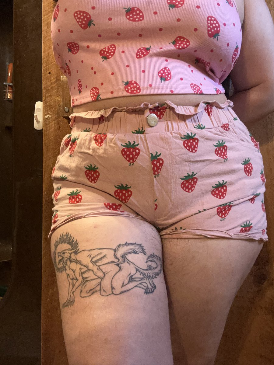 Drop a strawberry in the comments if you want to see the cute feet pics I took in this outfit 🍓