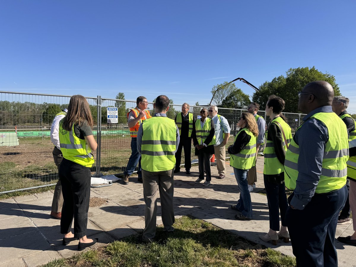 Huge thanks to @FTA_DOT for visiting today. We are proud to tell the #kcstreetcar story w/ our partners @RideKCTransit & @KansasCity as we demonstrate how 2 streetcar projects can get accomplished utilizing 2 different FTA grant programs. #Ridein2025 #Rollingtotheriver
