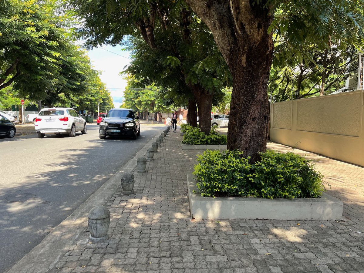 The wide walkways of #Maputo.

#CompleteStreets #PedestriansFirst