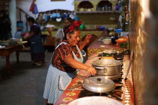 En su columna #LaFlorDeLaPalabra, @IrmaYodo reflexiona sobre el compartir amor en comunidades indígenas desde la cocina, no como “obligación casera”, sino como uno de los regalos más preciados y un importante acto de resistencia → bit.ly/4aZ8XkS