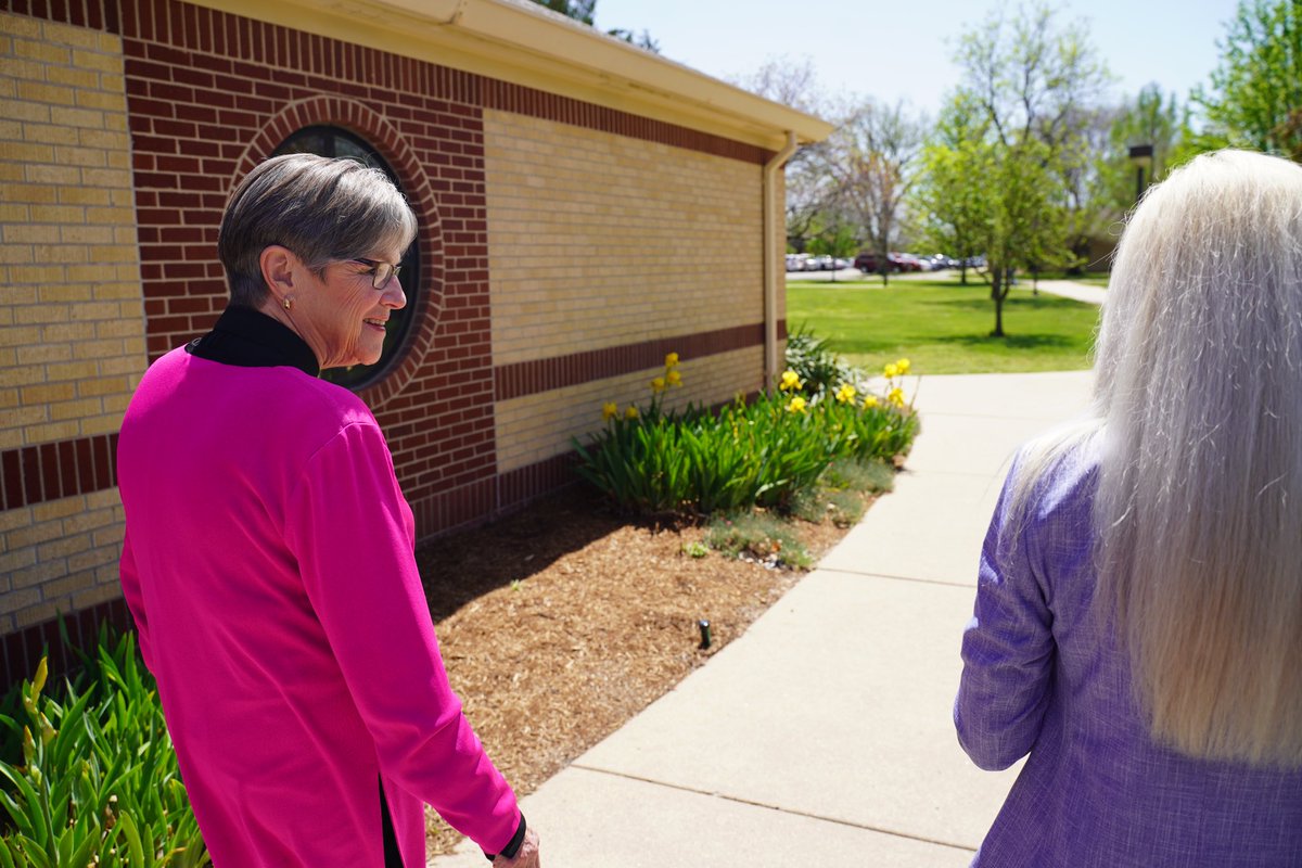 GovLauraKelly's tweet photo. Today, I toured Prairie View's Behavioral Urgent Care Center—an essential mental health provider in Newton. Expanding Medicaid makes it more likely people can access mental health care when they need it most. Let's get it done. https://t.co/985MLc9GWX