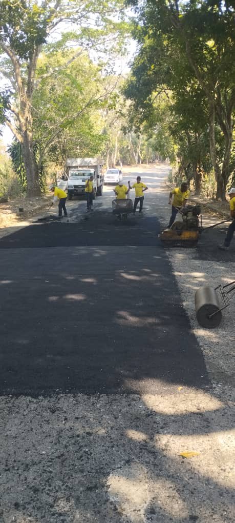 ElHatillo's tweet photo. 🚧 Continuamos trabajando con nuestro #PlanBacheo 🛣️ Hoy, intervenimos en la Av. Principal de #Tusmare.
#CuidemosElHatillo
#SeguimosTrabajando https://t.co/m8ov8eXqaR