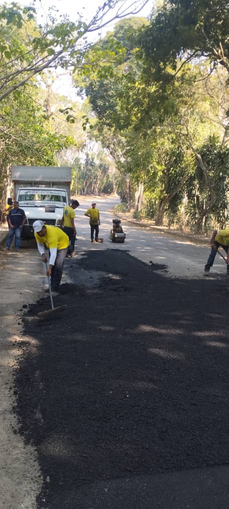 ElHatillo's tweet photo. 🚧 Continuamos trabajando con nuestro #PlanBacheo 🛣️ Hoy, intervenimos en la Av. Principal de #Tusmare.
#CuidemosElHatillo
#SeguimosTrabajando https://t.co/m8ov8eXqaR
