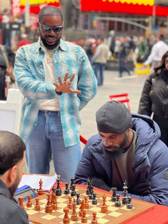 Adekunle Gold pulled up for Tunde’s chess marathon game of 58hours! ♥️