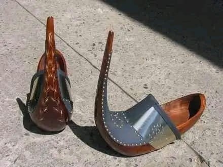 یہ ہے وہ جو تا جسکے بارے میں اکثر بولا جاتا ہے میں تجھے اپنے جوتے کی نوک پر رکھتا ہوں😕