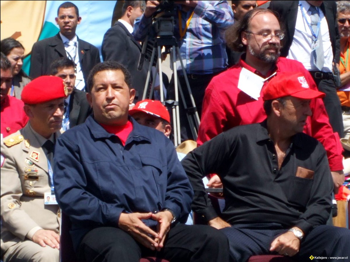 Comparto esta foto con la presencia en el Velódromo del Estadio Nacional de los presidentes Hugo Chávez, Evo Morales, Daniel Ortega y el Vice de Cuba, Carlos Lage. En el cierre de la Cumbre de los Pueblos en Chile el 2007. Tuve el honor de ser el maestro de ceremonia del evento.