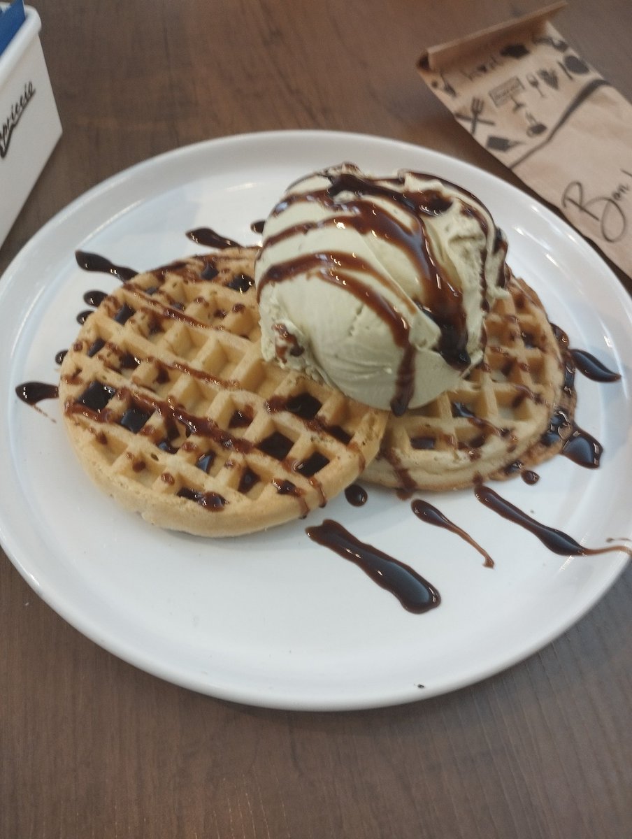 pistachioóooooo ice cream plus waffles #pistachio #pistache