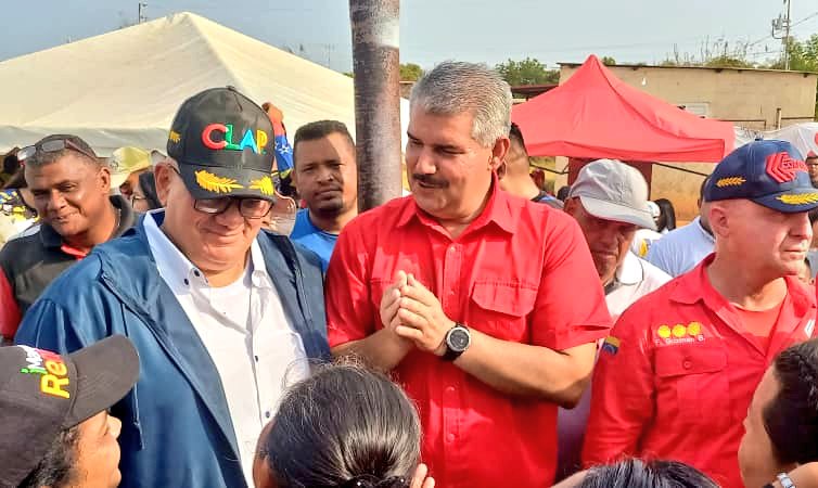 ¡Amor con amor se paga! Bonita jornada de gobierno popular de calle en Zulia, en donde recibimos orientaciones de nuestro presidente <a href="/NicolasMaduro/">Nicolás Maduro</a>. En Maracaibo junto al hermano <a href="/dcabellor/">Diosdado Cabello R</a> inauguramos 3 Bases de Misiones que fortalecen el desarrollo social en la región Zuliana.