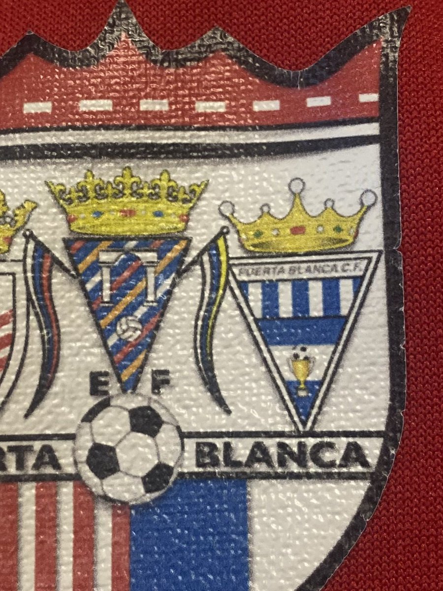 buscageoconali's tweet photo. El escudo de la chaqueta de mi amigo Robertito tiene varios triangulos y ademas son isosceles!!🔺🔻
#didgeometria3E
#geometriaplanauma https://t.co/2R3FWITNlB