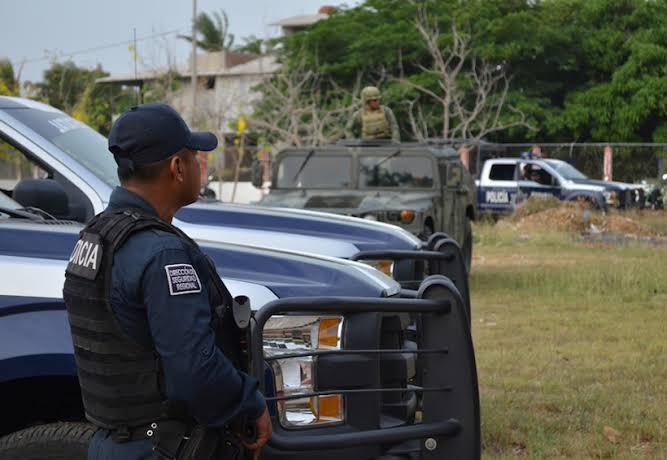 #UltimoMomento 🚨
Reportan 8 muertos en #Jalapa, Tabasco, tras enfrentamiento entre grupos delictivos contra elementos del Ejército mexicano y Guardia Nacional

Ademas de 4 detenidos un secuestrado liberado y varias armas, cartuchos y chalecos tácticos asegurados.