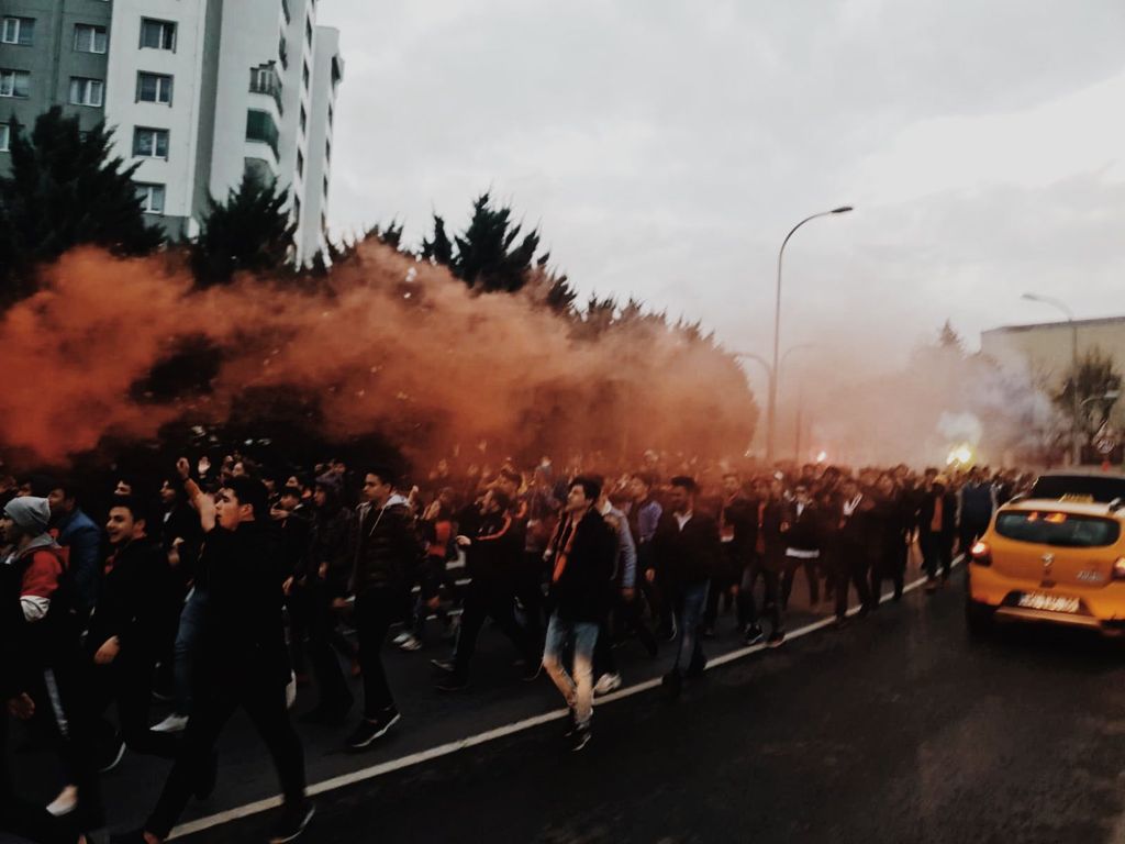 Pazar günü Avrupa hedefimiz adına belirleyici maçta Takımına güç olmak ve son düdüğe kadar destekleyecek tüm taraftarlarımızı bekliyoruz 🧡💙👊