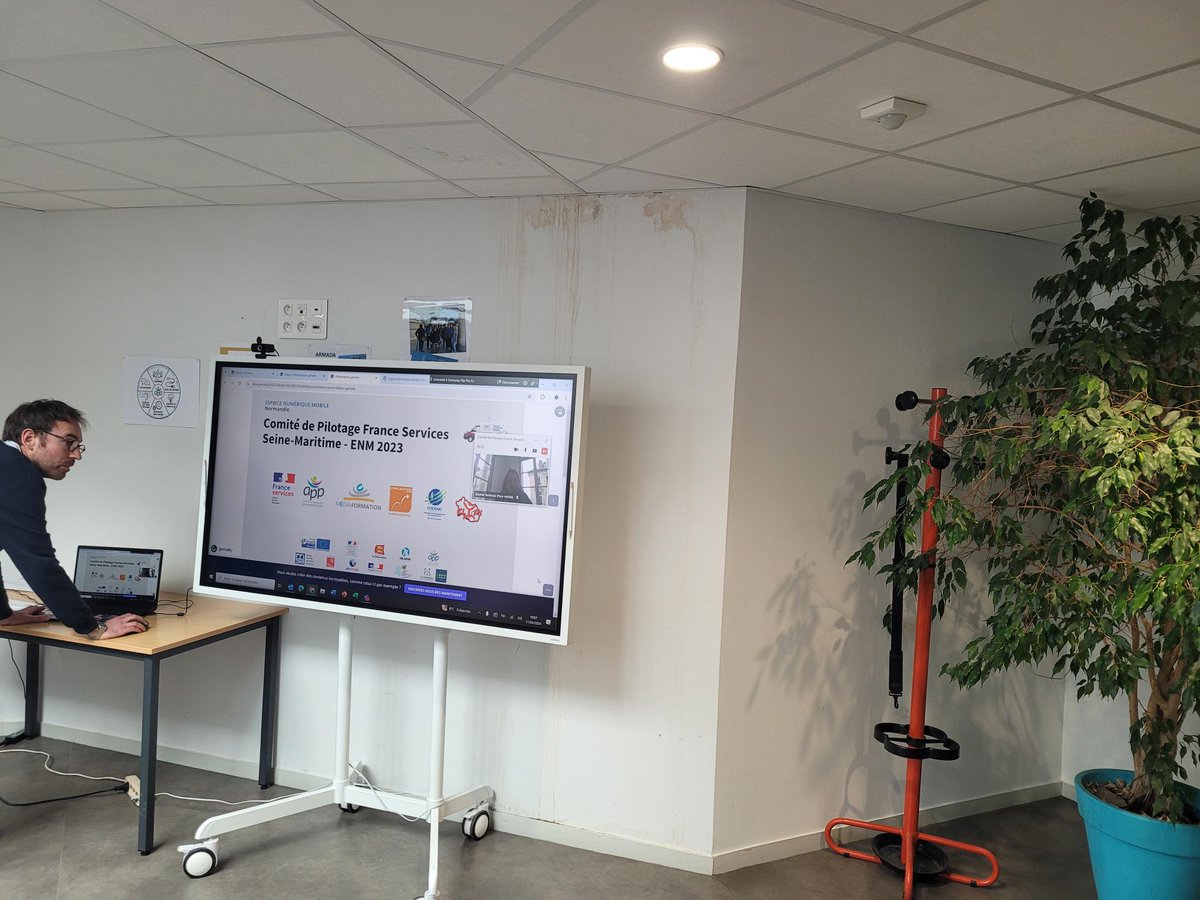 Forjecnor2000's tweet photo. Ce matin, les espaces numériques mobiles ont fait le point sur l’année écoulée (@Forjecnor2000 #Fodeno @ClipsFormation @MediaForRouen) dans nos locaux de Eu.  Des témoignages d'usagers, des échanges, rendant ainsi concret l’accompagnement dans les démarches en ligne 📱💻. https://t.co/sXao756yqm