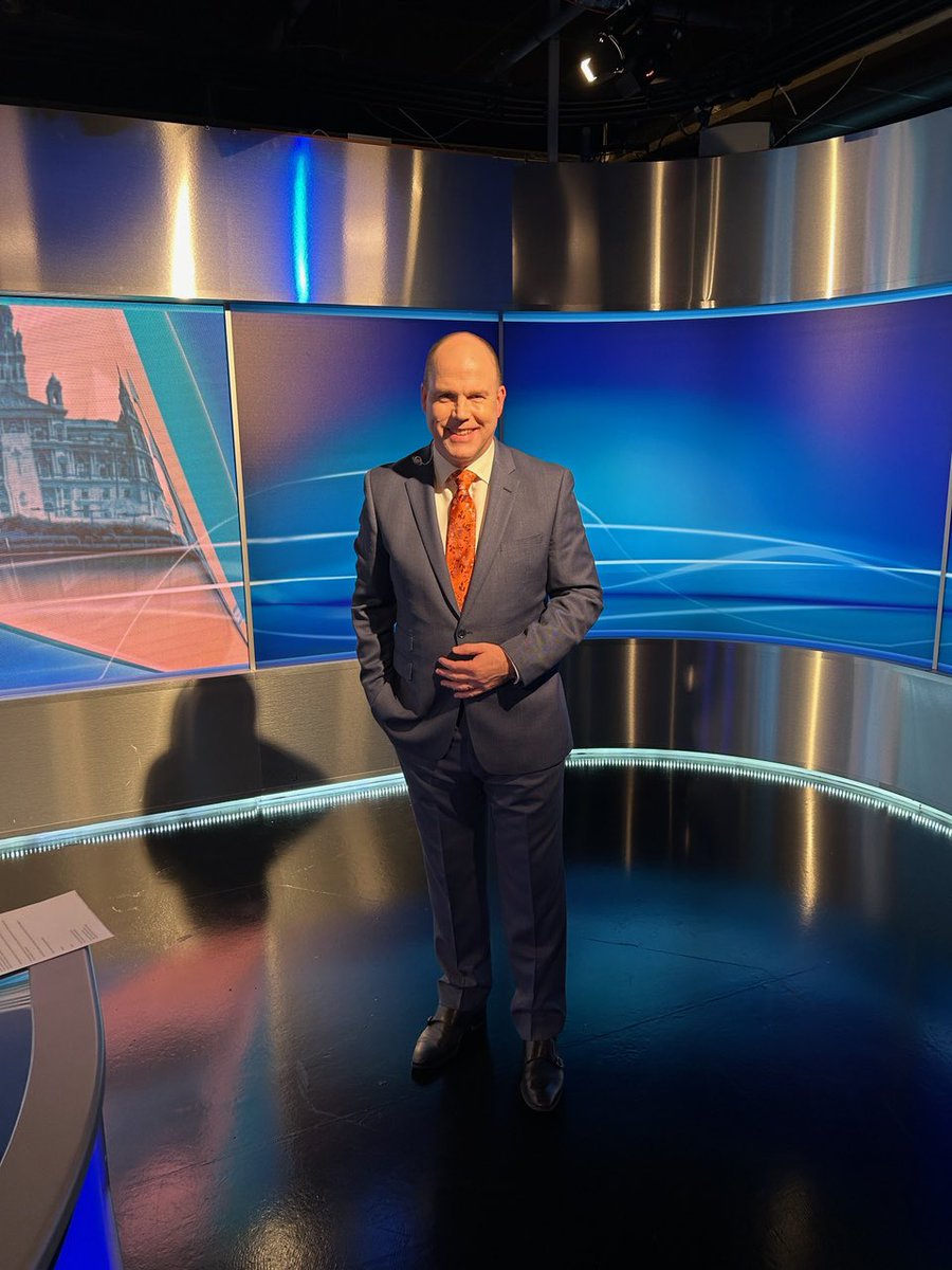 ☀️ All set to go with tonight’s @stvnews at 6 … I’ll have all the day’s top stories from sunny Edinburgh and @RealMacKaySTV will bring you the news from a bright, but chilly Glasgow 😎