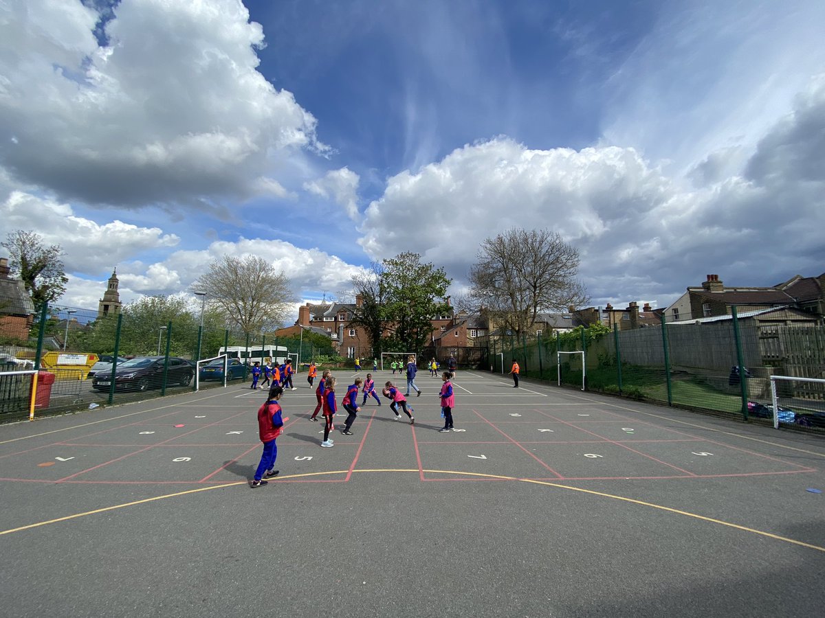 EllisMM5's tweet photo. Had a fun time today teaching some American football with @Matt_MM_PE! 

All of the children were put into some games throughout the lesson to test their knowledge of their new sport!!! 🏈🙌🏼🔥!!! @NFLUK! https://t.co/2ywuxsHce0