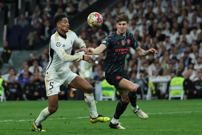 Si el Real Madrid pasa a Semifinales de Champions League, sortearemos 10 <a href="/HawkersCo/">HAWKERS CO.</a> entre los usuarios que le den RT y FAV a este Tuit 😎🏆