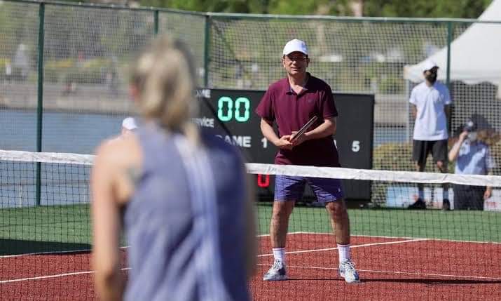 Eşiyle 1 defaya mahsus tenis oynamak için milyonlar harcayıp yüzen tenis kortu yaptıran, sonra hurdaya ayıran belediye başkanlarının, duşakabin yalanı ile eleştiri yapabildiği bir ülkede yaşıyoruz...

Recep Tayyip Erdoğan 
Bombacı Mülayim Duygu Nebioğlu bitti #Dubai
#deprem…