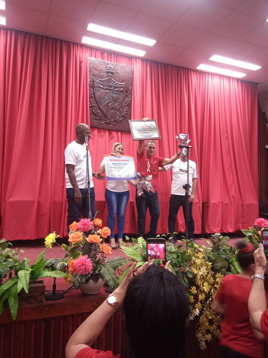 GeorgeBatistaP2's tweet photo. Como parte de las actividades por el #1Mayo, se hace entrega de la Bandera de Vanguardia Nacional a las UEB de Geysel y la EMGEF en  Santi Spíritus. Muchas Felicidades.
#PorCubaJuntosCreamos @UlisesGuilarte @AlfredoLpezVald @EnergiaMinasCub https://t.co/BEkvIEnXOL
