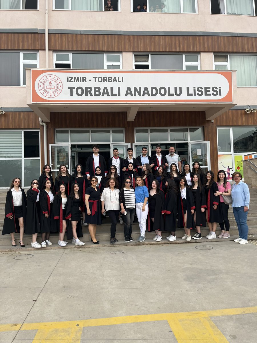 Nihal016's tweet photo. Bugün öğrencilerimle ve öğretmen arkadaşlarımla şu fotoğrafı paylaştım. Canım anam şöyle yazmış: “Ortalarında ay gibi parlayan oğul.” 
Anneniz size kaç yaşında olursanız olun hep güzel bakıyor. 🫶🏻😍 https://t.co/FLzVdg9nUp