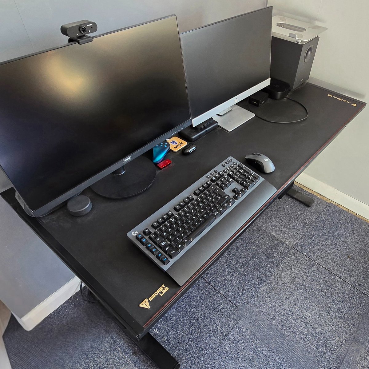 M477JONES's tweet photo. Decorating still a work in progress but got my desk in! #Secretlab https://t.co/9C9Z9JHJt0