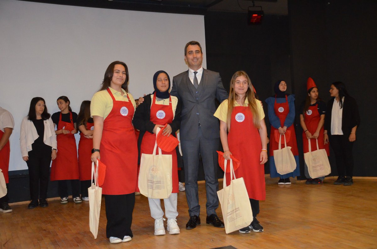Hiç bir Başarı tesadüf değildir.Turizm Haftası nedeni ile ilçemizde yapılan Genç Şefler yarışmasında İlçe 1.olan öğrencilerimiz ödüllerini İlçe Kaymakami Can Kazım KURUCA,nin ellerinden aldılar Öğrencilerimizi  Ailelerini Koordinatör Öğretmenimiz Ramazan TEKER,i kutluyoruz.