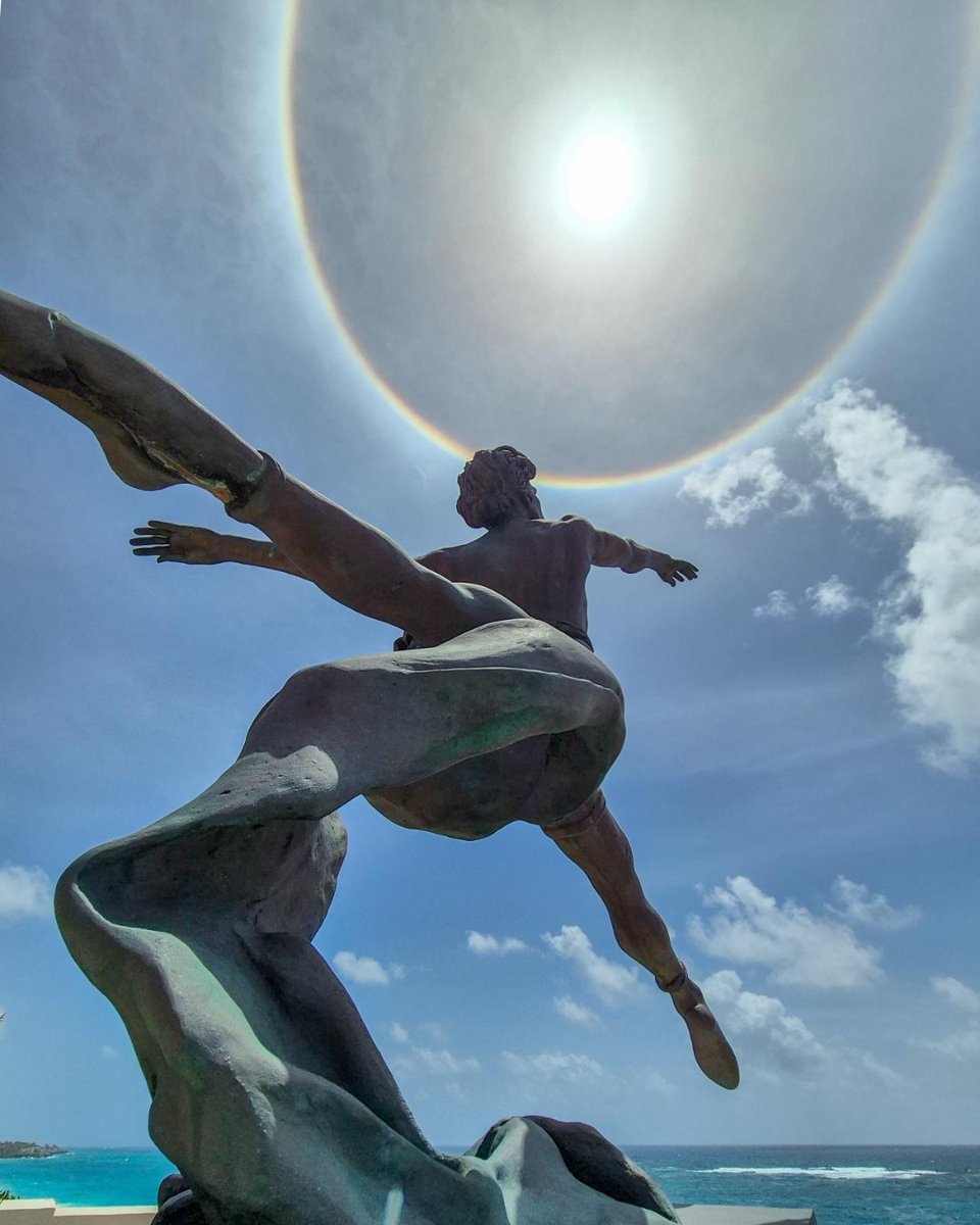 CraneBarbados's tweet photo. Today's beautiful halo around the sun. 🌞 💙 #CraneBarbados https://t.co/zFejxnH0oA
