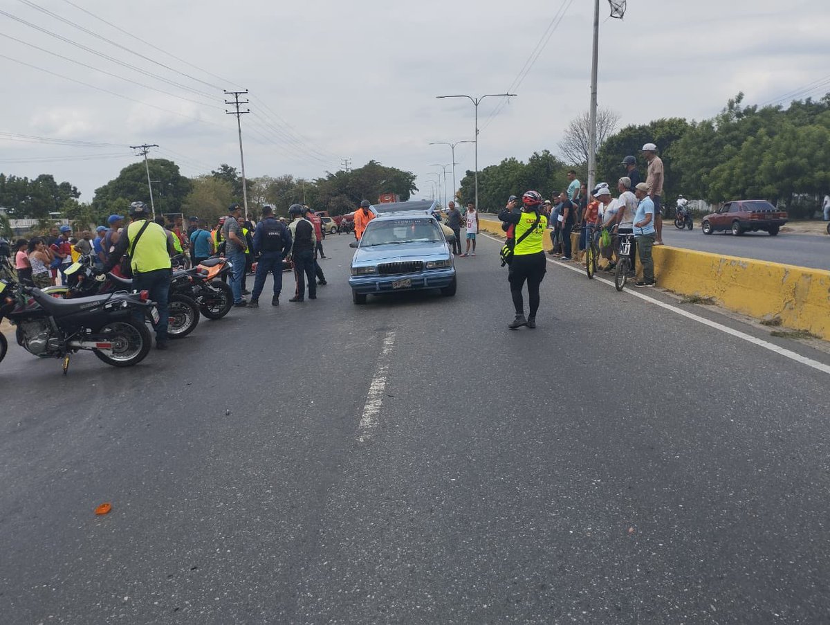 #Aragua #17abr 1 muerto y 1 herido en colisión en la av. Los Aviadores. El hecho ocurrió aprox a las 10:15 am de este miércoles, al parecer dos mujeres iban a bordo de una moto y fueron atropelladas por una gandola. La fallecida responde al nombre de Laurita González de 39a.