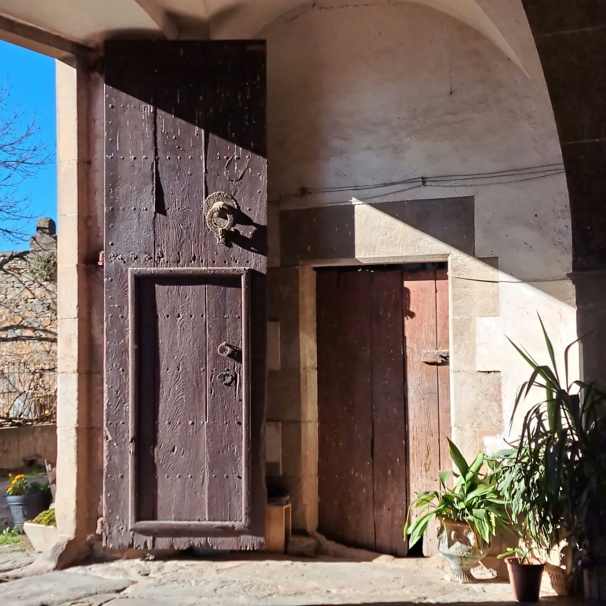 Els que arribaven al mas amb muntura trucaven pel picaporta de dalt i hi accedien per la porta gran. Els que ho feien a peu entraven per la porta petita.