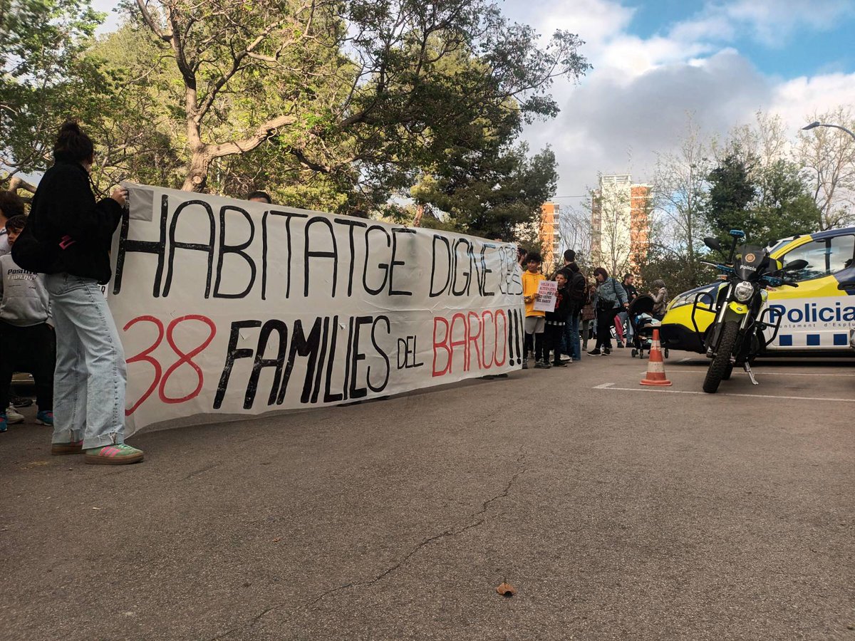 ✊🏾 Avui amb les famílies expulsades de <a href="/SalvemElBarco/">#SalvemElBarco</a> lluitant per un habitatge digne on puguin seguir vivint!

#TotsSomElBarco