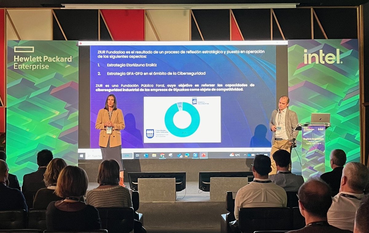 HPE_Espana's tweet photo. Hoy en el #HPEGreenLakeDay de Bilbao, clientes y partners han visto la experiencia unificada de HPE GreenLake a través de su plataforma. Gracias a @intel y a María Penilla de ZIUR y Manu Roibal de BilbaoTIK por compartir sus viajes tecnológicos. 

Más en: https://t.co/jlvP1FYBgL https://t.co/fD959D6Uui