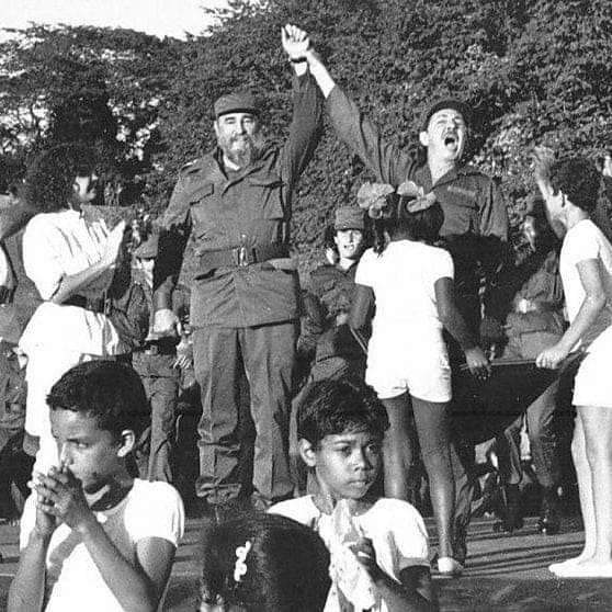 AriagnaPavonG's tweet photo. #FidelPorSiempre "Es para mi un privilegio que, además de un extraordinario revolucionario, sea un hermano” 
Raúl es y seguirá siendo un hombre en Revolución. Un revolucionario íntegro. De él aprendimos que "Se pudo, Se puede y Siempre se podrá"
#DeZurdaTeam❤️🇨🇺 https://t.co/iCsQboUD2H