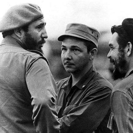 AriagnaPavonG's tweet photo. #FidelPorSiempre "Es para mi un privilegio que, además de un extraordinario revolucionario, sea un hermano” 
Raúl es y seguirá siendo un hombre en Revolución. Un revolucionario íntegro. De él aprendimos que "Se pudo, Se puede y Siempre se podrá"
#DeZurdaTeam❤️🇨🇺 https://t.co/iCsQboUD2H