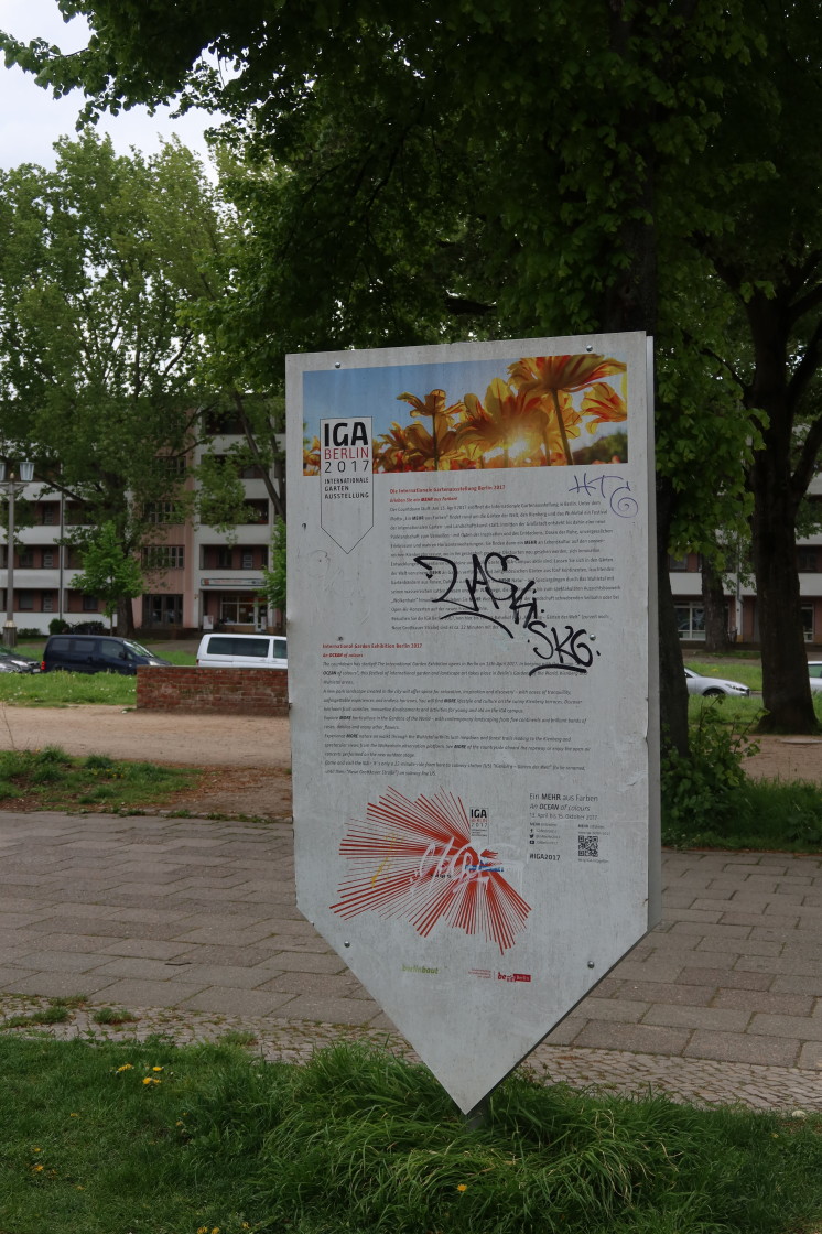 Das Schild wurde 2017 für die #Landesgartenschau an einer Grünanlage an der #Weberwiese (Karl-Marx-Allee) angebracht. 

Meinen Sie nicht, dass kann weg, @BA_Xhain? So beschmiert sieht es auch übel aus.