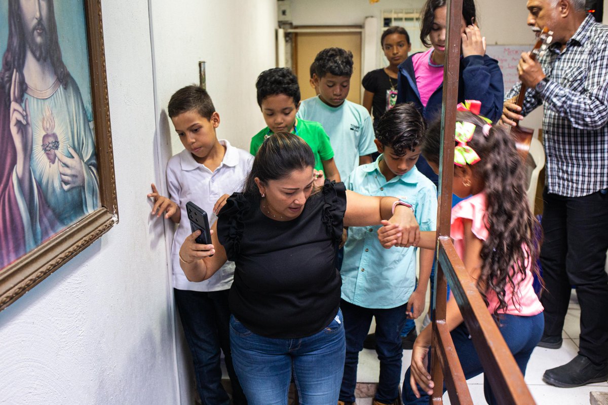 En una estrecha sala 12 niños del sector La Cruz de Chacao aprenden a cantar villancicos y polos orientales. 

Es la casa de Roelvis Cáceres que se ha empeñado en desarrollar su liderazgo comunitario a favor de sus vecinos más pequeños.

La historia la cuentan <a href="/Joshuadfh/">Joshua De Freitas</a>,