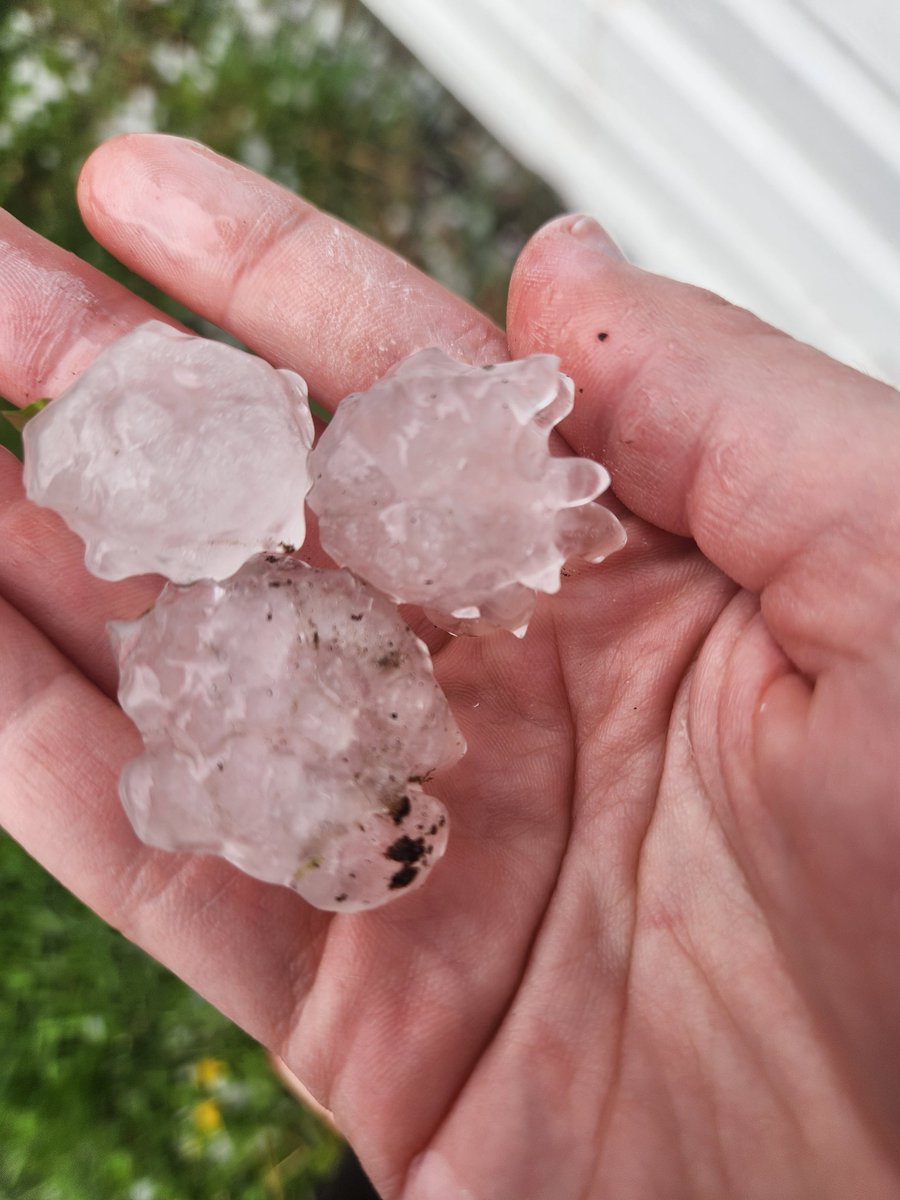 sadface07's tweet photo. just got smacked with hail in Northern Indiana @ryanhallyall @NWSIndianapolis https://t.co/680kOmPS0N