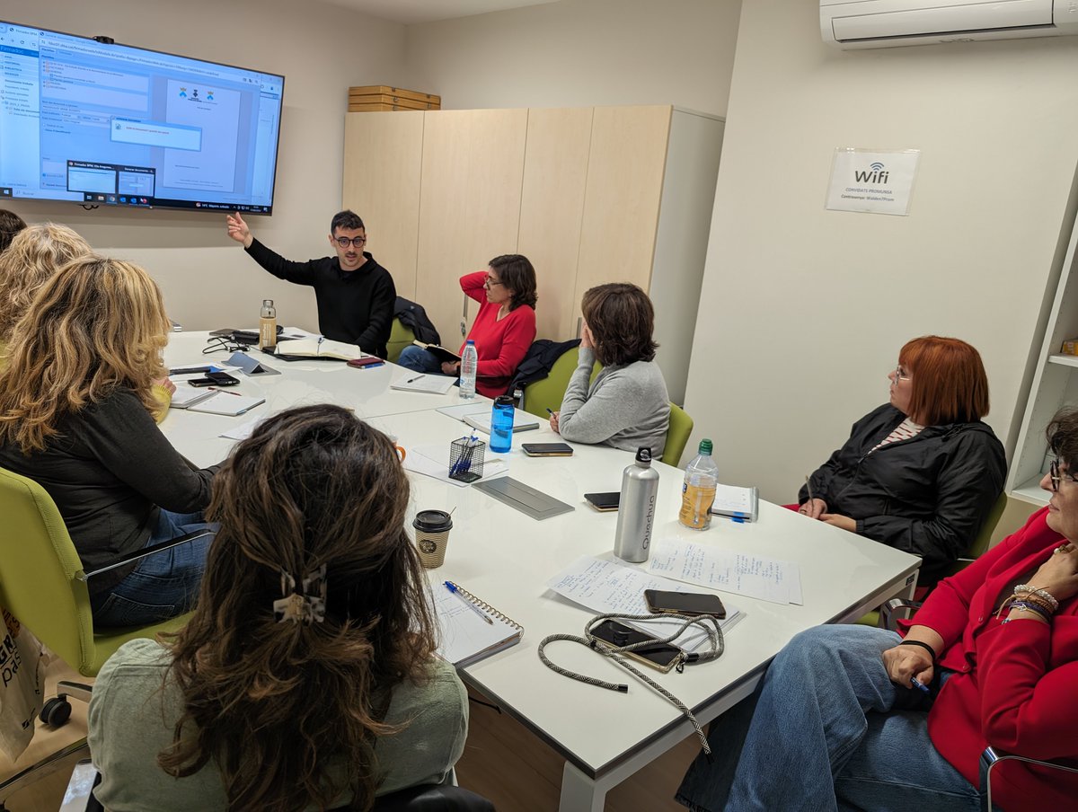 municipidigital's tweet photo. 📢 Avui hi ha hagut sessió de formació en gestor d'expedients 📂! @VilaAragones ha dut la caravana 🚐 #SeTDIBA a #Promunsa, de @santjustcat, que avança cap a la #TransformacióDigital 🚀 #SectorPúblicLocal https://t.co/FG7R9NJjSM