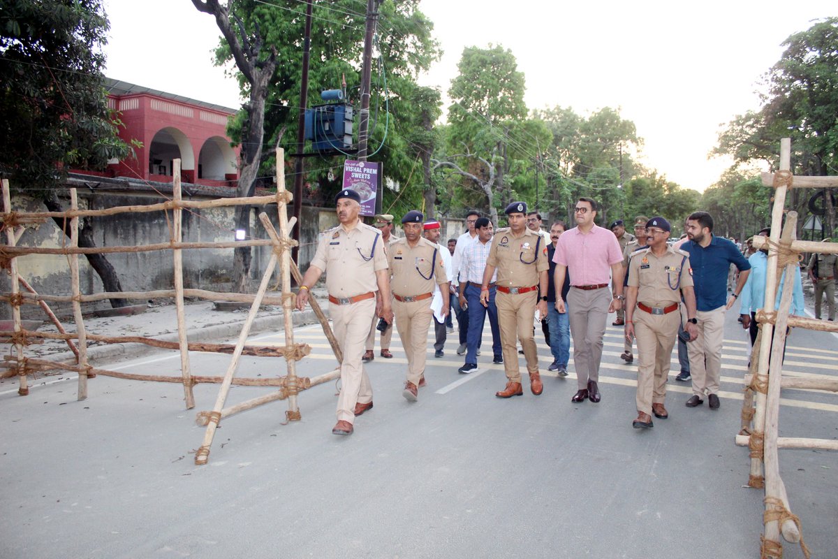 दिनांक 17.04.2024 को एसएसपी के साथ आगामी लोकसभा सामान्य निर्वाचन 2024 की नामांकन प्रक्रिया के दृष्टिगत कलैक्ट्रेट परिसर व नामांकन मार्ग आदि की सुरक्षा व्यवस्था का निरीक्षण संबंधित अधिकारियों के साथ किया गया।