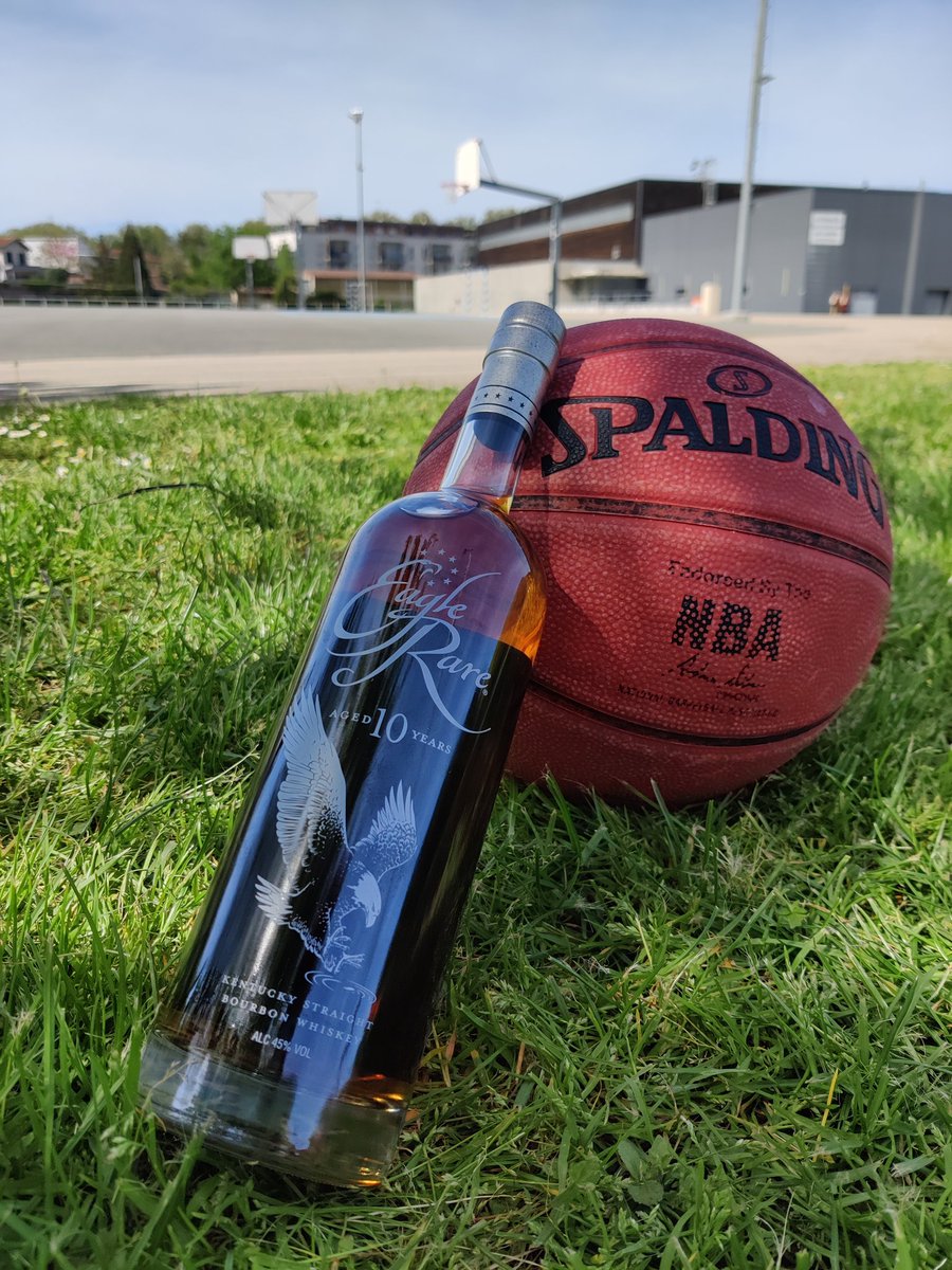 It's all about shots, right? 🥃🏀⛹️
#EagleRare #BourbonWhiskey #Whiskey #Whisky #WhiskyWednesday