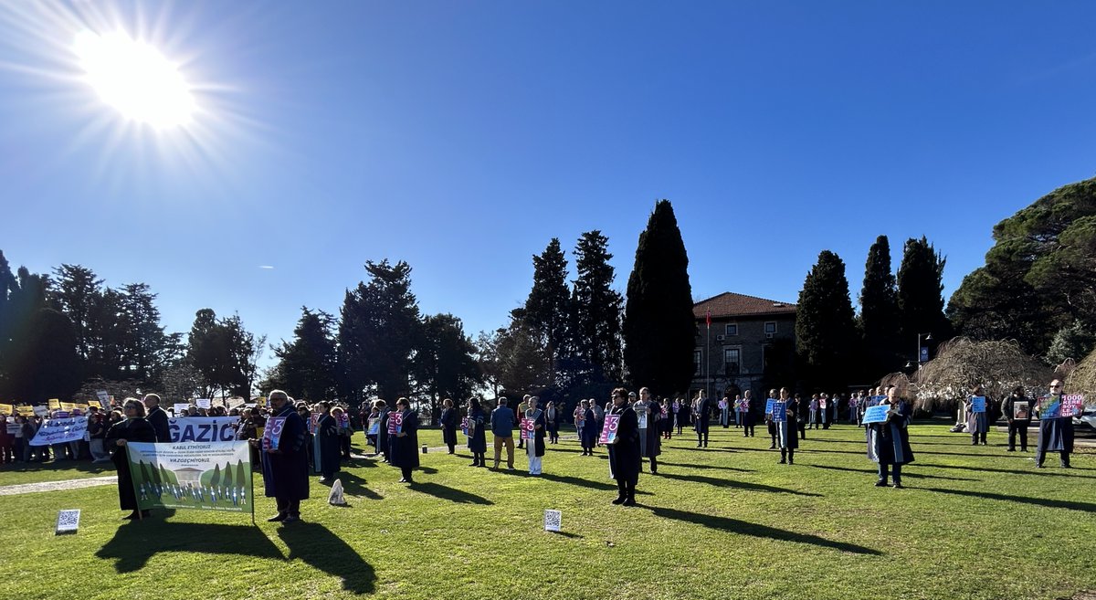 Kariyer Günleri'nde @UniBogazici 12:15 - 12:30 arası onurlu akademisyen nasıl olunuru gözlemlemek isteyenler için müthiş bir fırsat sunuyoruz. Yeni de değil, 40. ayımızdayız! ✌🏽 (Not: Bir yılda 12 ay var 😉) Fotoğraf: 5 Ocak 2024, 3. yıl nöbeti.