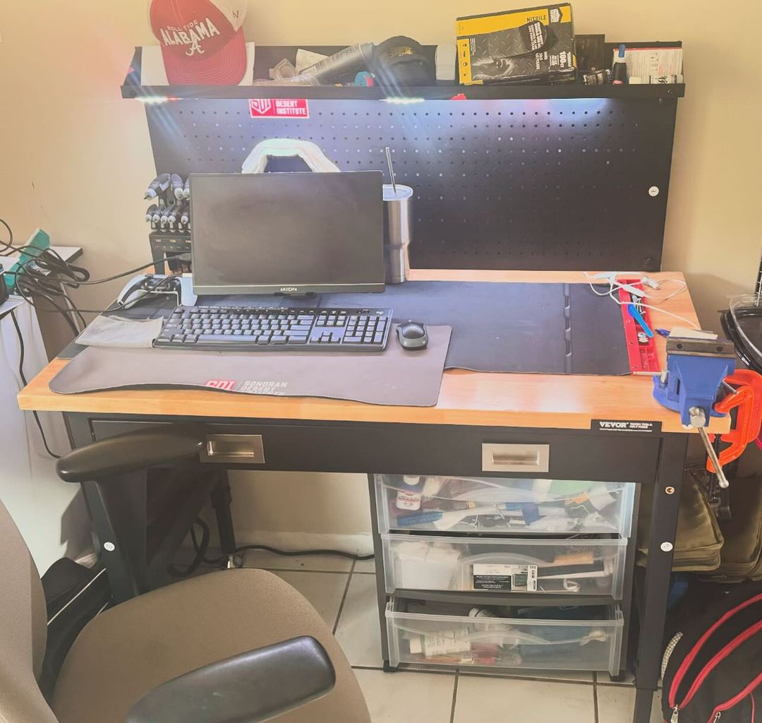 A clean #workbench is a happy workbench ⚒️ What does yours look like? Let's start a thread 🧵 #WorkbenchWednesday
📸: IG arjayfloyd