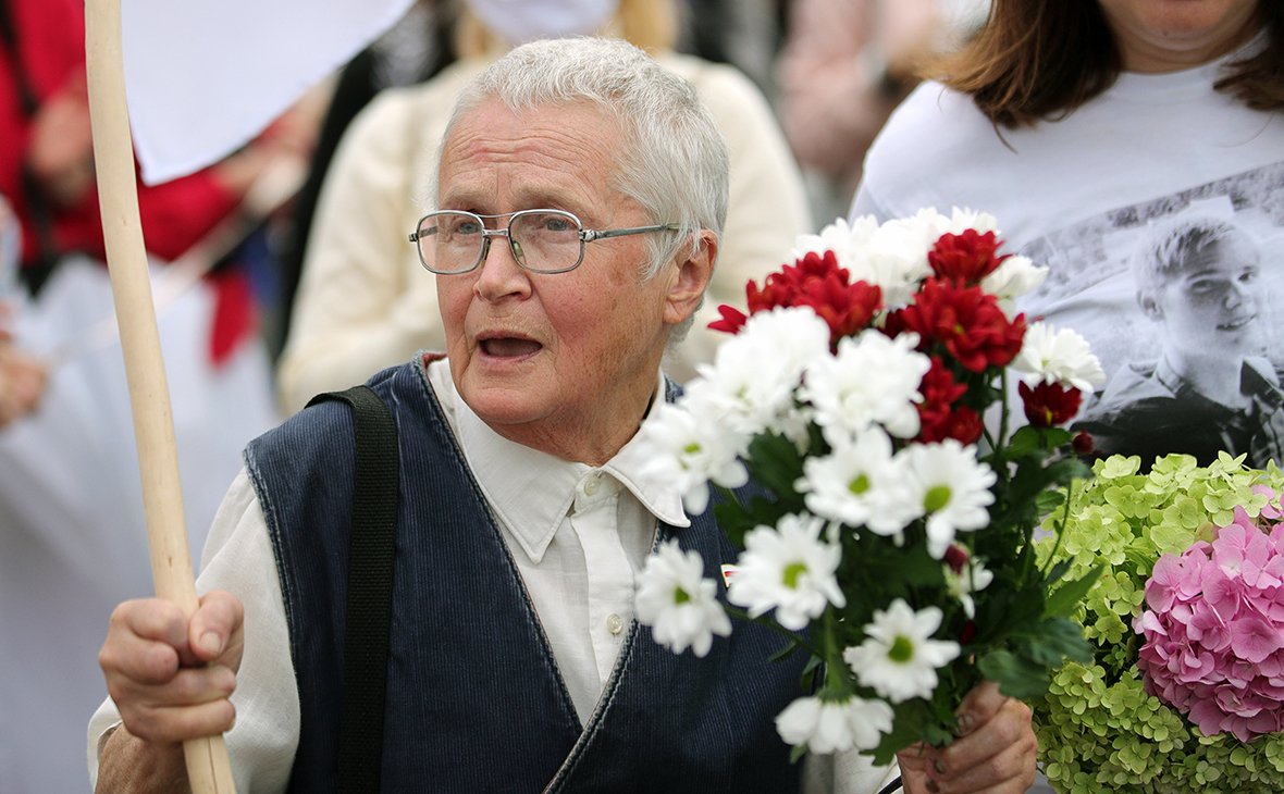 How chivalrous of the regime to pelt the heroine of the struggle for Belarusian democracy, 77 y.o. Nina Bahinskaya, with fines. This time she was repressed for a pin in the national white-red-white colors. The fine is equivalent to €570. The average pension in Belarus is €200.