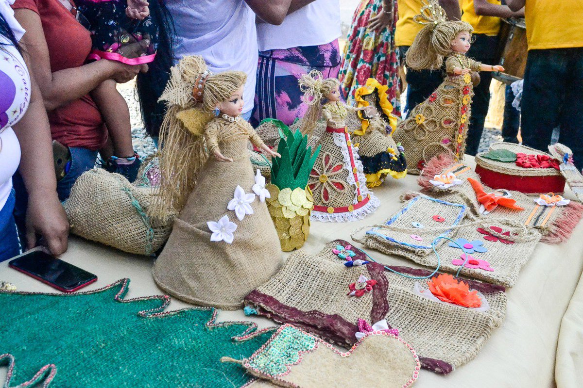 ¡PROMOVIENDO ESPACIOS DE SANA CONVIVENCIA!

Las #BricomilesCulturales garantizan renovación y embellecimiento de la Casa Cultural 'Arivacoa' en la parroquia El Cují, municipio Iribarren. Es la segunda #CasaVivaVenezuela inaugurada en el país y la primera del estado Lara.