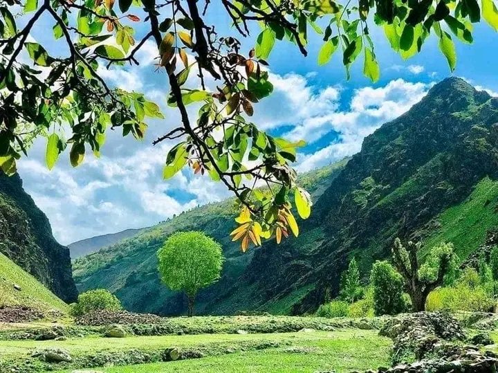 Badakhshan, Afghanistan 
A beautiful view of Afghanistan's mountains 🏔️
North East of country high valley of Pamir.

#GreenAfghanistan