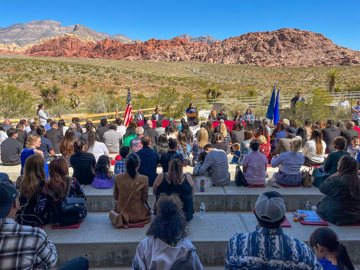 🎰🎲 Nothing but winners as Las Vegas welcomed 61 #NewUSCitzens @BLMNV's Red Rock Canyon National Conservation Area. Best of luck on your new journey!