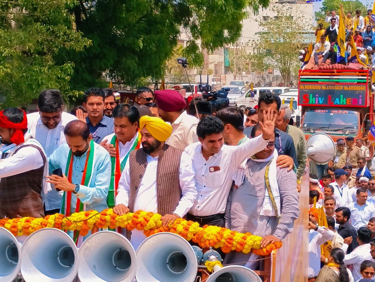 In pics: Punjab CM #BhagwantMann campaigns for #AamAadmiParty's Lok Sabha candidate Chaitra Vasava from Bharuch, Gujarat