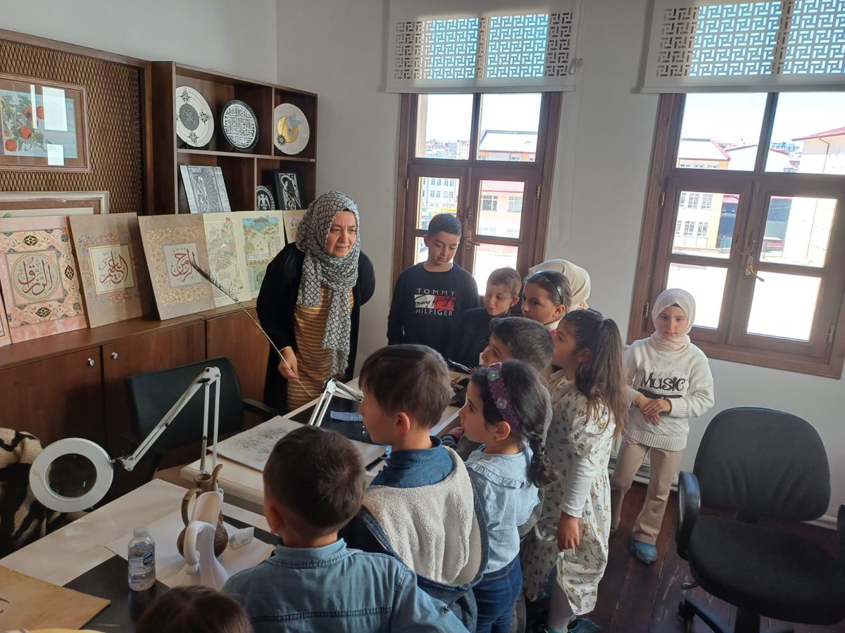 Bassogut_ioo's tweet photo. İlkokul öğrencilerimiz Öğretmenimiz Yasemin KAYA gözetiminde Sivas Olgunlaşma Enstitüsünü gezerek el sanatlarını yakından tanıdılar.
@tcmeb 
@Yusuf__Tekin 
@sivasmem 
@necatiyener_ 
@Sivas_HEDEF 
@ihademir 
@BekirDL88802852 
@resulcatal46 
@uysalhoca05 https://t.co/A1AZB59WR2