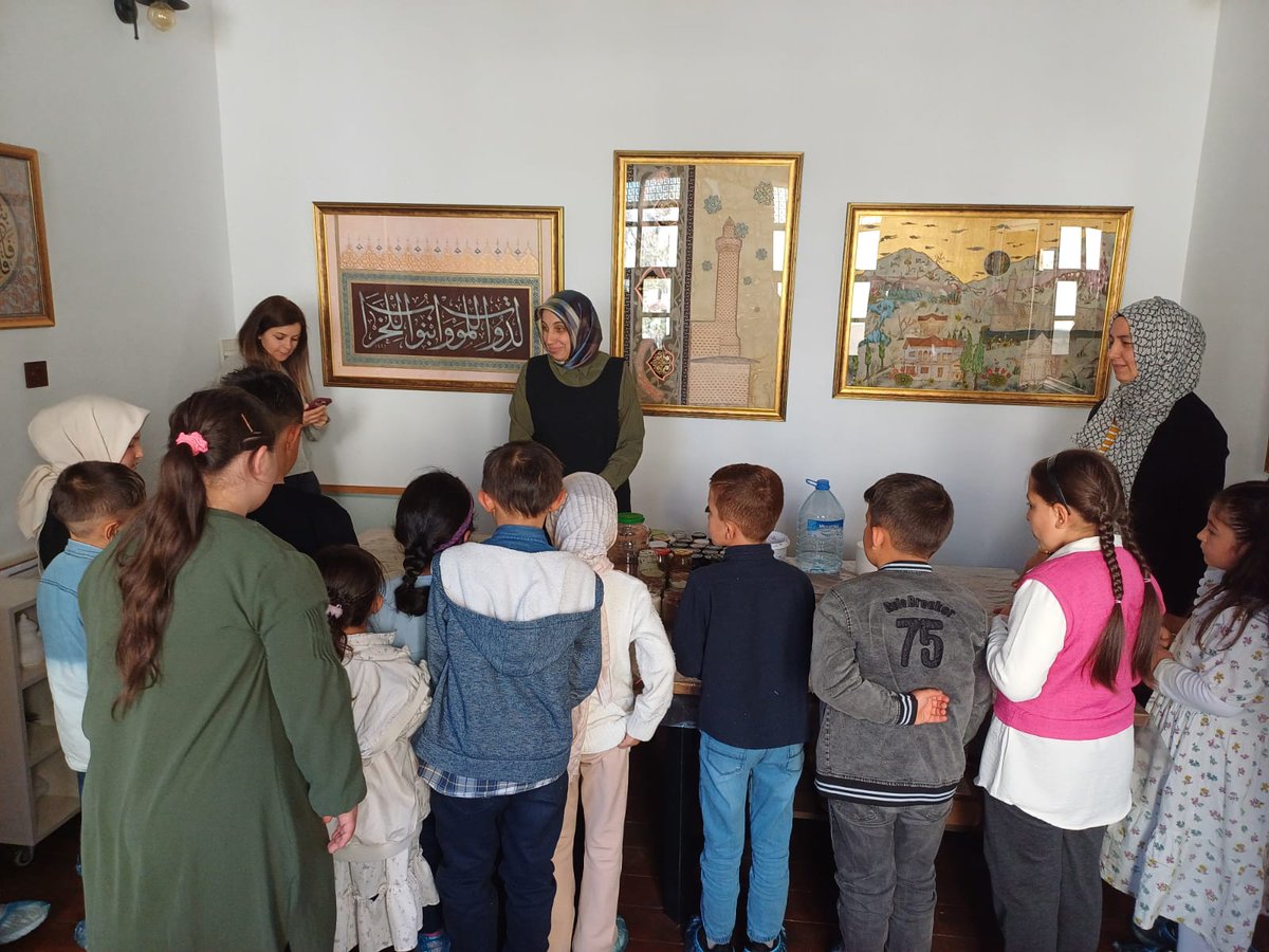 Bassogut_ioo's tweet photo. İlkokul öğrencilerimiz Öğretmenimiz Yasemin KAYA gözetiminde Sivas Olgunlaşma Enstitüsünü gezerek el sanatlarını yakından tanıdılar.
@tcmeb 
@Yusuf__Tekin 
@sivasmem 
@necatiyener_ 
@Sivas_HEDEF 
@ihademir 
@BekirDL88802852 
@resulcatal46 
@uysalhoca05 https://t.co/A1AZB59WR2