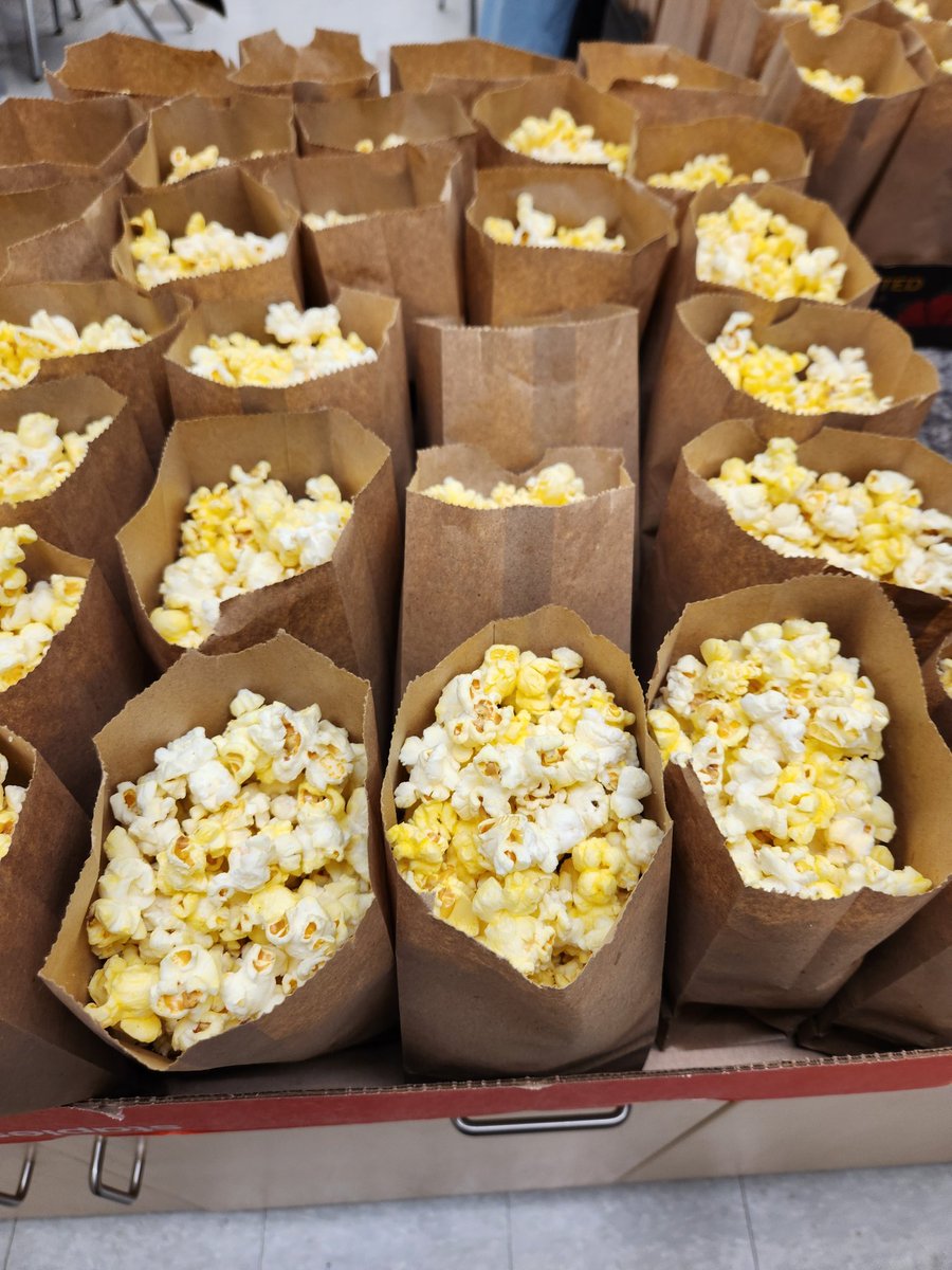 Today Eastview took part in  #CanFilmDay  Thank you to <a href="/FilmCaCinemas/">Film.Ca Cinemas</a> for the donated popcorn. All proceeds will be donated to <a href="/HaltonLearnFDN/">Halton Learning Foundation</a>. Wonderful parent volunteers bagged and delivered popcorn to each class. A true community effort event. <a href="/HaltonDSB/">HDSB</a>