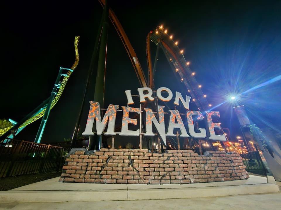 The outstanding #IronMenace Sign at Night! It’s on🔥 @DorneyParkPR! 

#cedarfair #dorneypark #newin2024 #steelyard